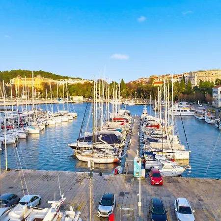 Hostel L&g In , Private & Beautiful Sea View Pula