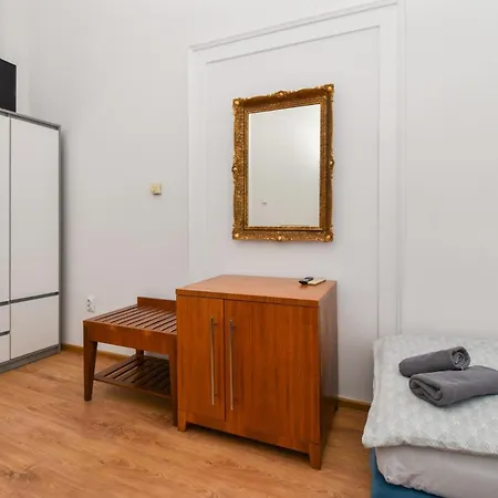 L&g In , Private & Beautiful Sea View Hostel Pula