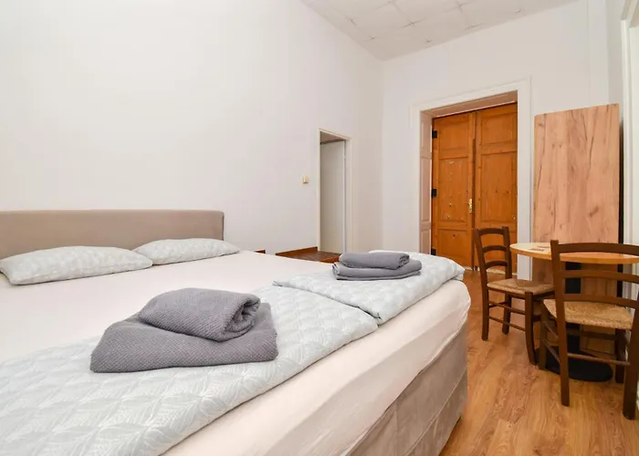 L&g In , Private & Beautiful Sea View Hostel Pula