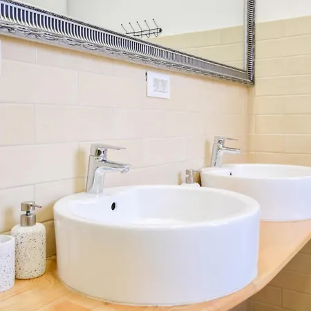 L&g In , Private & Beautiful Sea View Hostel