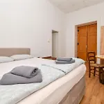 L&g In , Private & Beautiful Sea View Hostel Pula