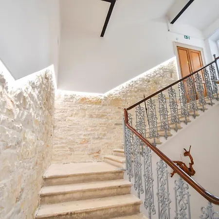 L&g In , Private & Beautiful Sea View Hostel Pula